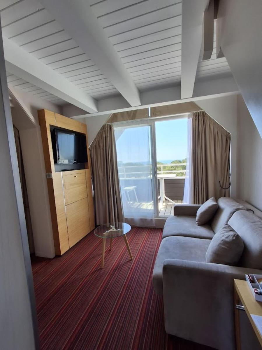 Télévision ou salle de divertissement dans l'établissement Le Churchill Hôtel & Spa