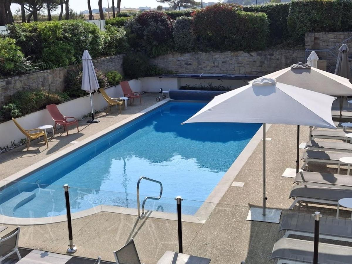 Piscine de l'établissement Le Churchill Hôtel & Spa ou située à proximité
