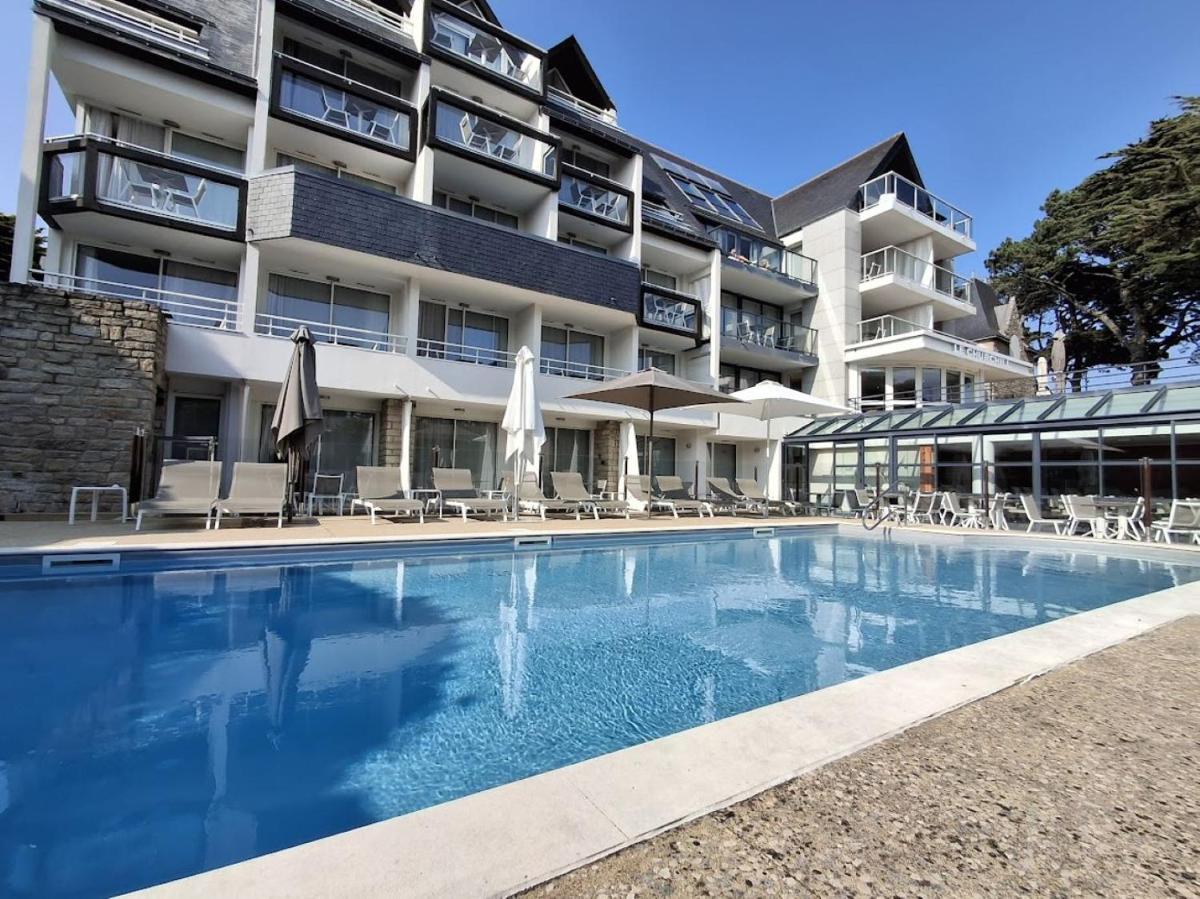 Piscine de l'établissement Le Churchill Hôtel & Spa ou située à proximité