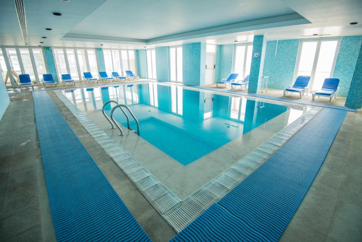 Piscina interior com spa Azoris Faial Garden – Resort Hotel em Horta