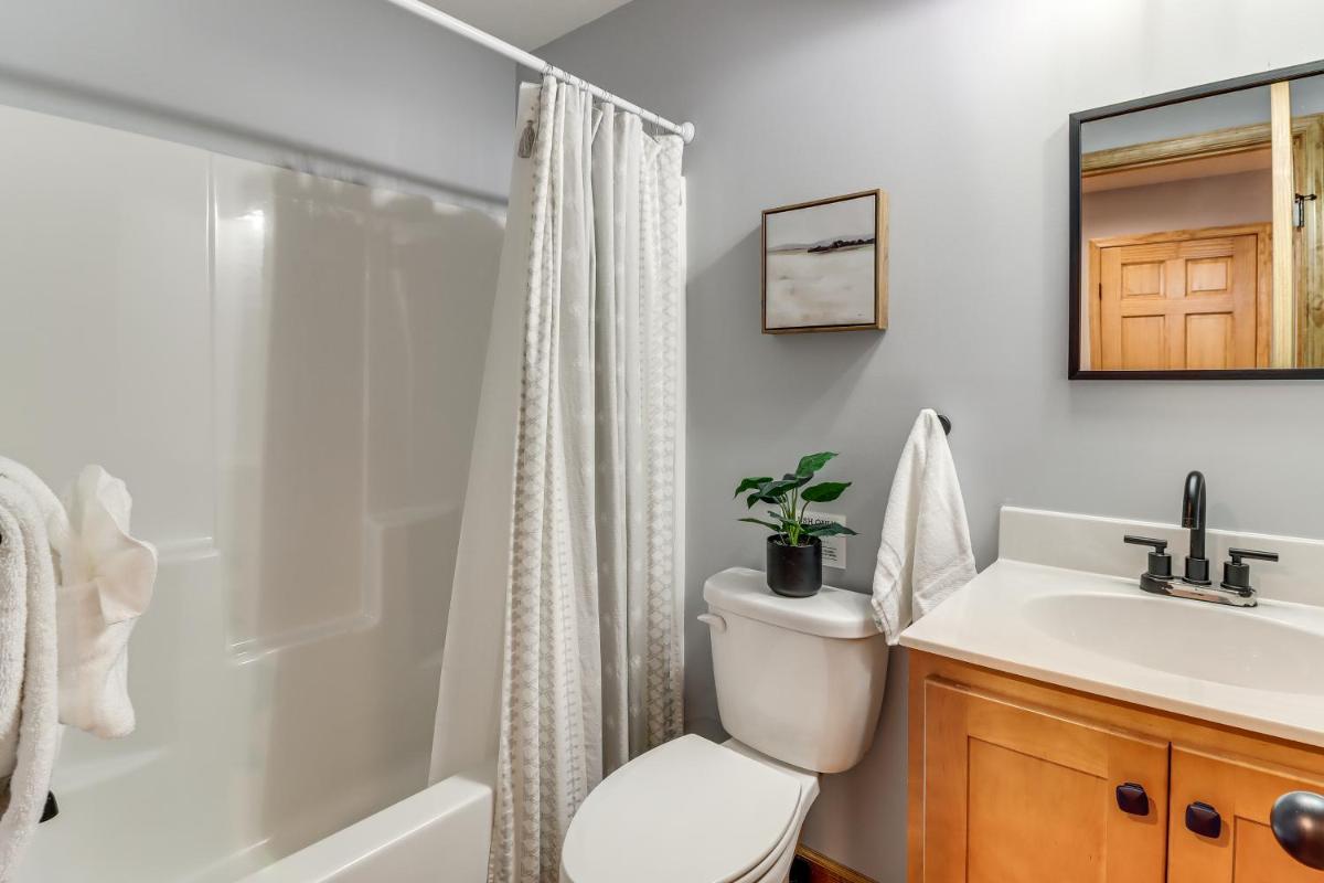 Albrightsville Escape with Game Room and Deck! - Housity