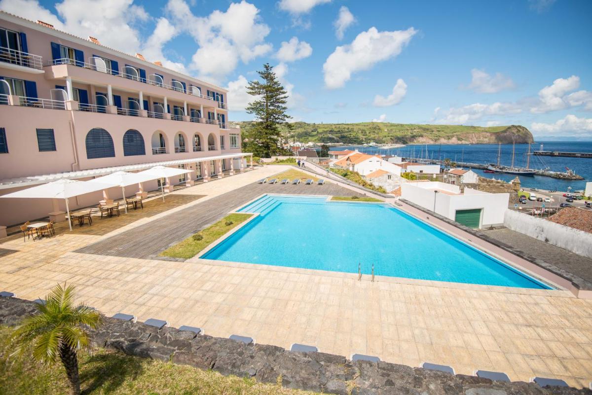 uma grande piscina em frente a um prédio em Azoris Faial Garden – Resort Hotel em Horta