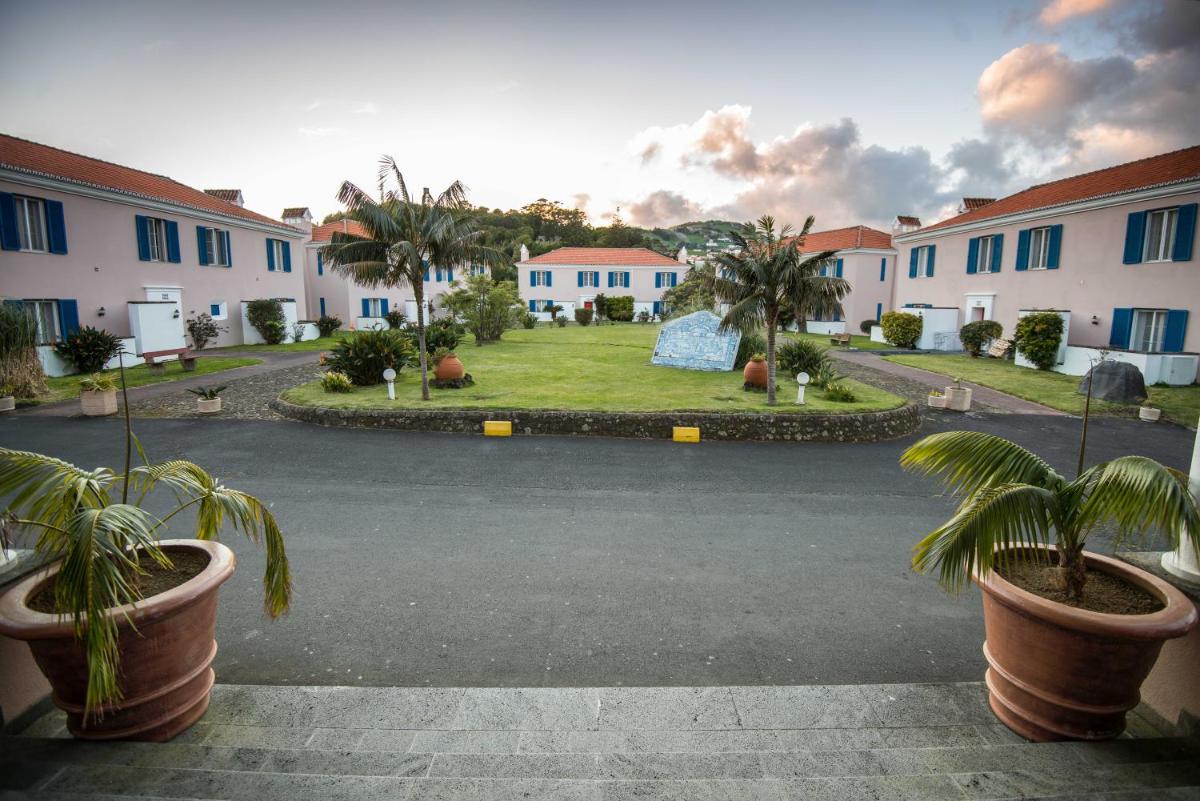 Um jardim no exterior de Azoris Faial Garden – Resort Hotel
