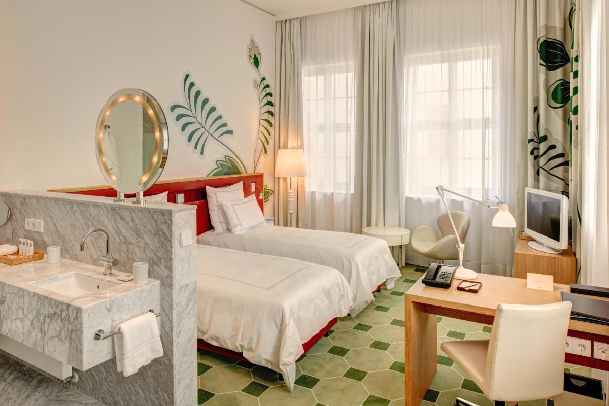 ein Hotelzimmer mit einem Bett und einem Waschbecken in der Unterkunft HYPERION Hotel Dresden Am Schloss in Dresden + 28 Fotos ein Hotelzimmer mit einem Bett und einem Waschbecken in der Unterkunft HYPERION Hotel Dresden Am Schloss in Dresden + 28 Fotos