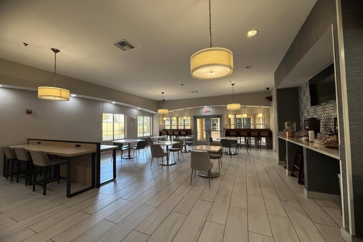 La Quinta Inn & Suites by Wyndham Albuquerque Midtown - Housity