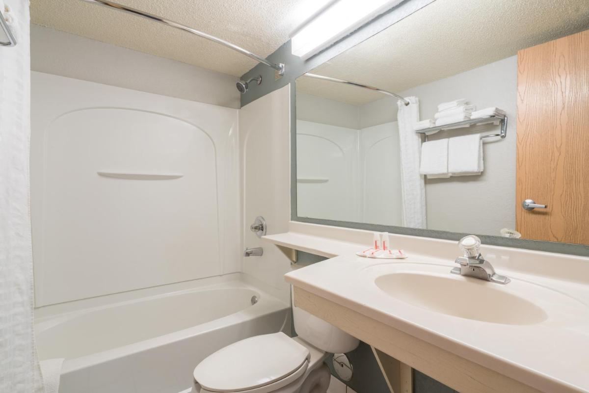 Super 8 by Wyndham Bloomington/Airport - Housity