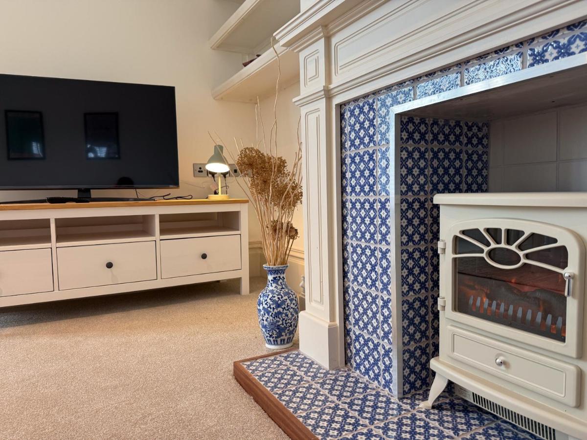 Bembridge Landing - 2 Bedroom Apartment with Parking in Bembridge Village, near Harbour and Beach - Housity