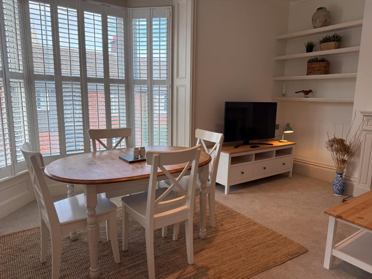 Bembridge Landing - 2 Bedroom Apartment with Parking in Bembridge Village, near Harbour and Beach - Housity
