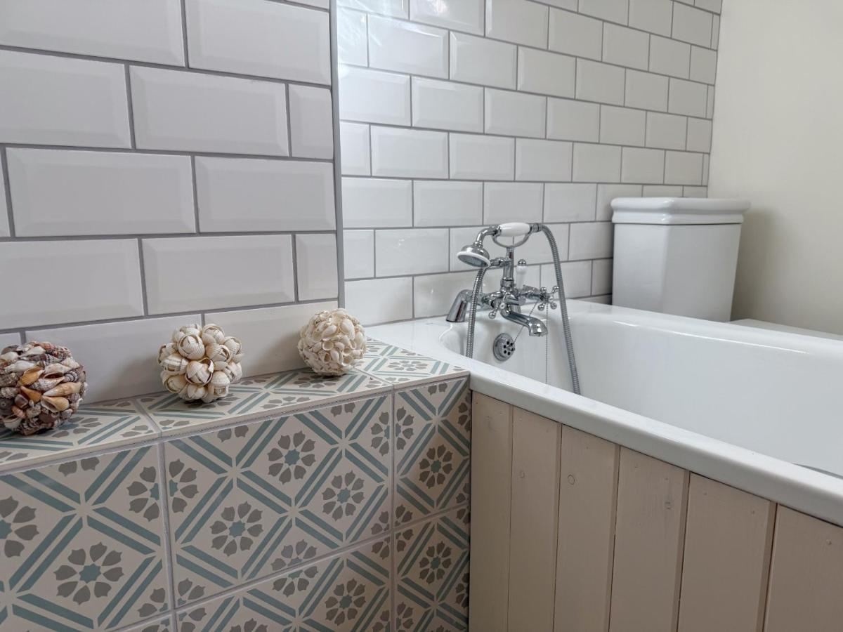 Bembridge Landing - 2 Bedroom Apartment with Parking in Bembridge Village, near Harbour and Beach - Housity