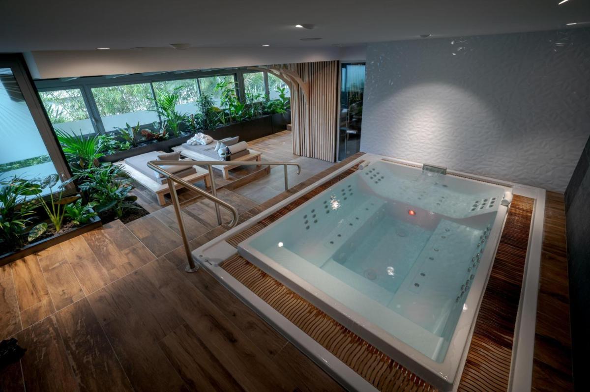 un jacuzzi au milieu d'une pièce dans l'établissement BW Plus Central Park Hotel & Spa, à La Rochelle