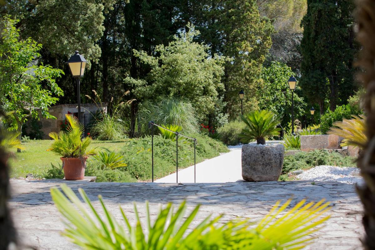 Jardín al aire libre en L’Hermitage Hotel & Spa