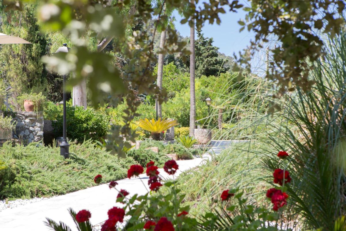 Jardín al aire libre en L’Hermitage Hotel & Spa