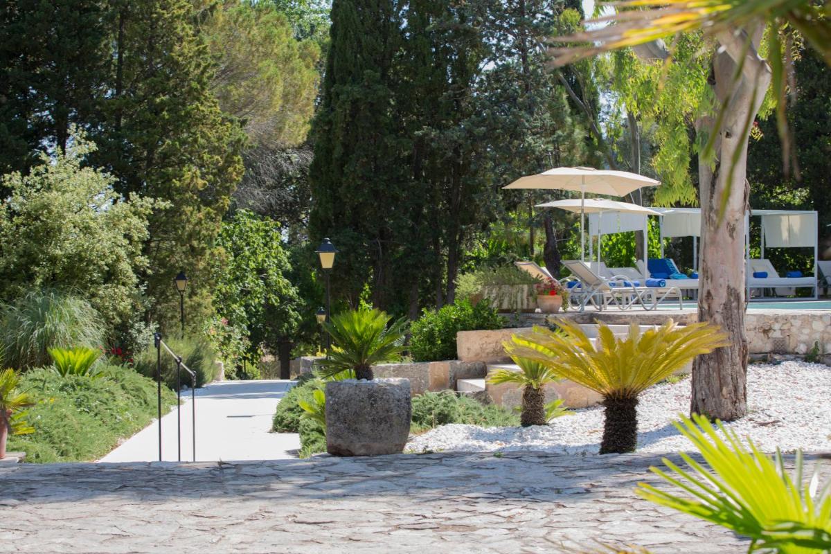 Jardín al aire libre en L’Hermitage Hotel & Spa