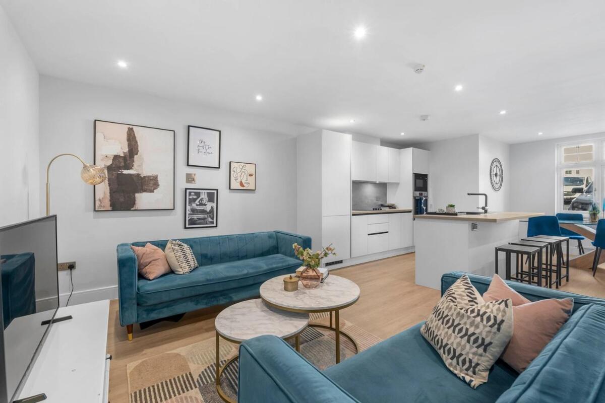 Cuffley Art Deco Flat - Housity