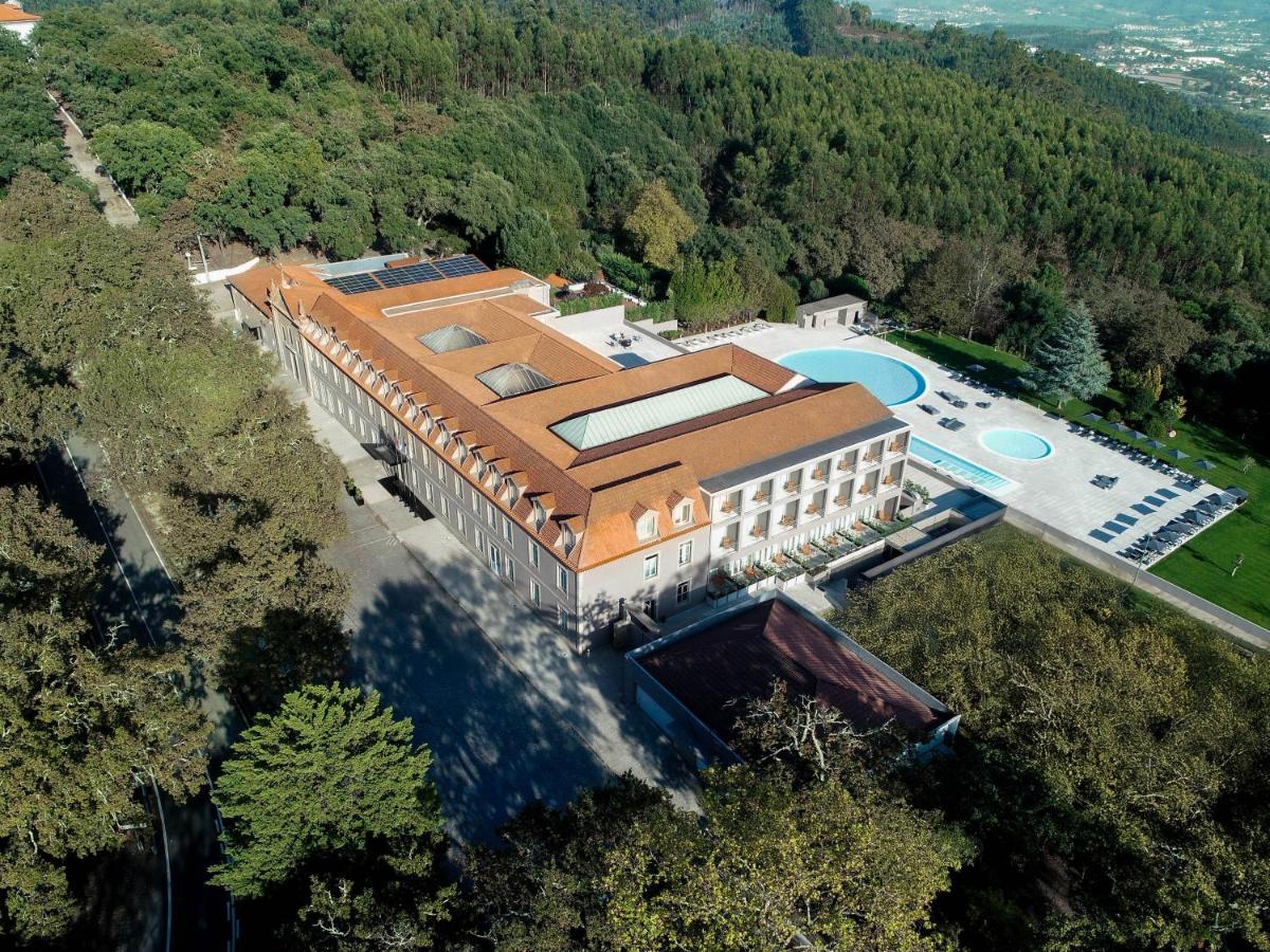 uma vista aérea de um edifício com piscina em The Lince Braga em Braga