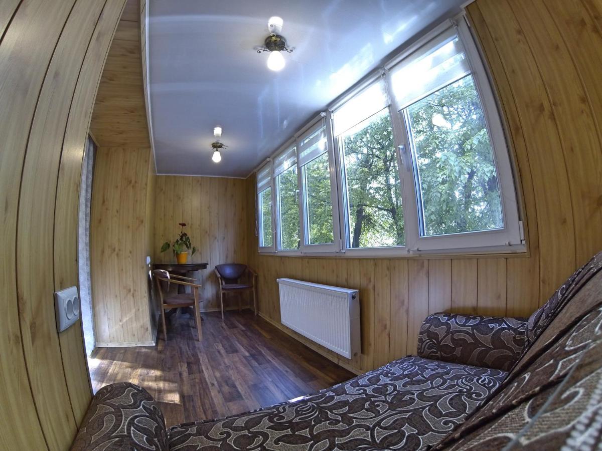 Ostroz'koho 17 - Housity