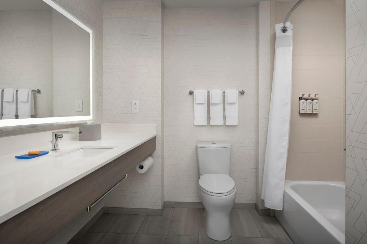 Holiday Inn Express & Suites Knoxville-Clinton by IHG - Housity