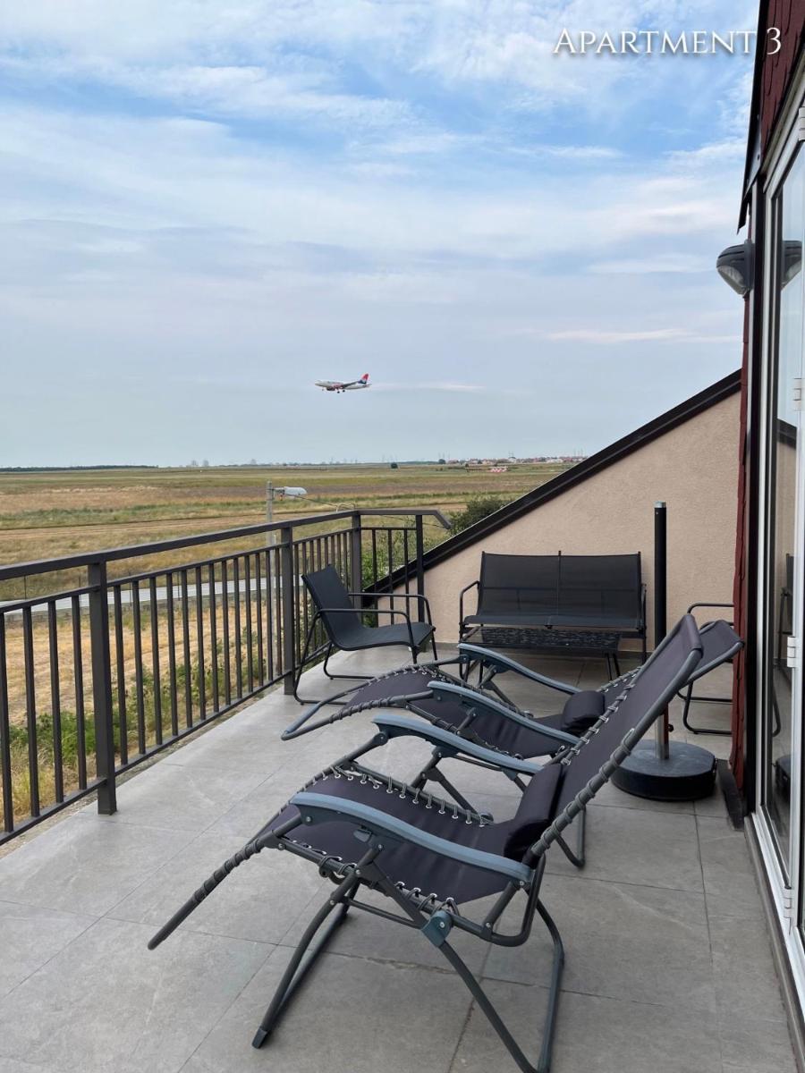Airport Gate 25 - Housity