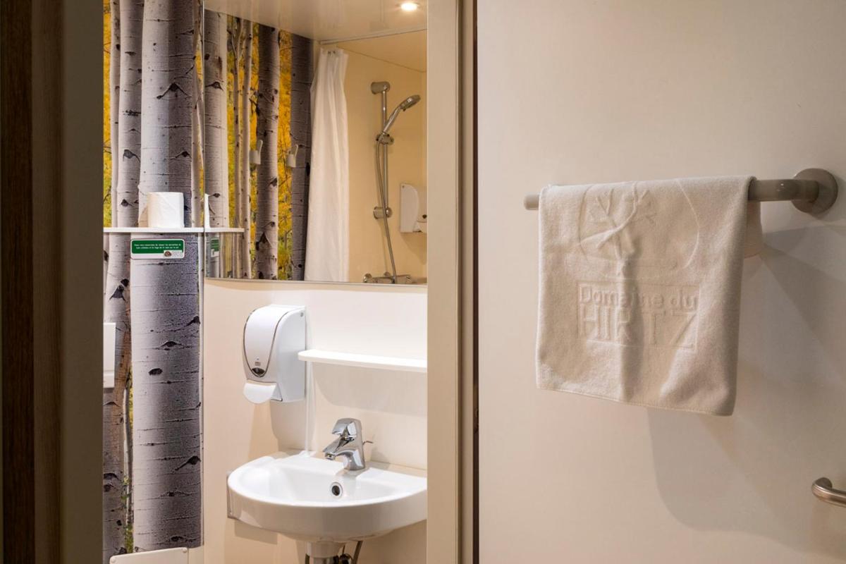 Salle de bains dans l'établissement Domaine du Hirtz, Restaurant & Spa