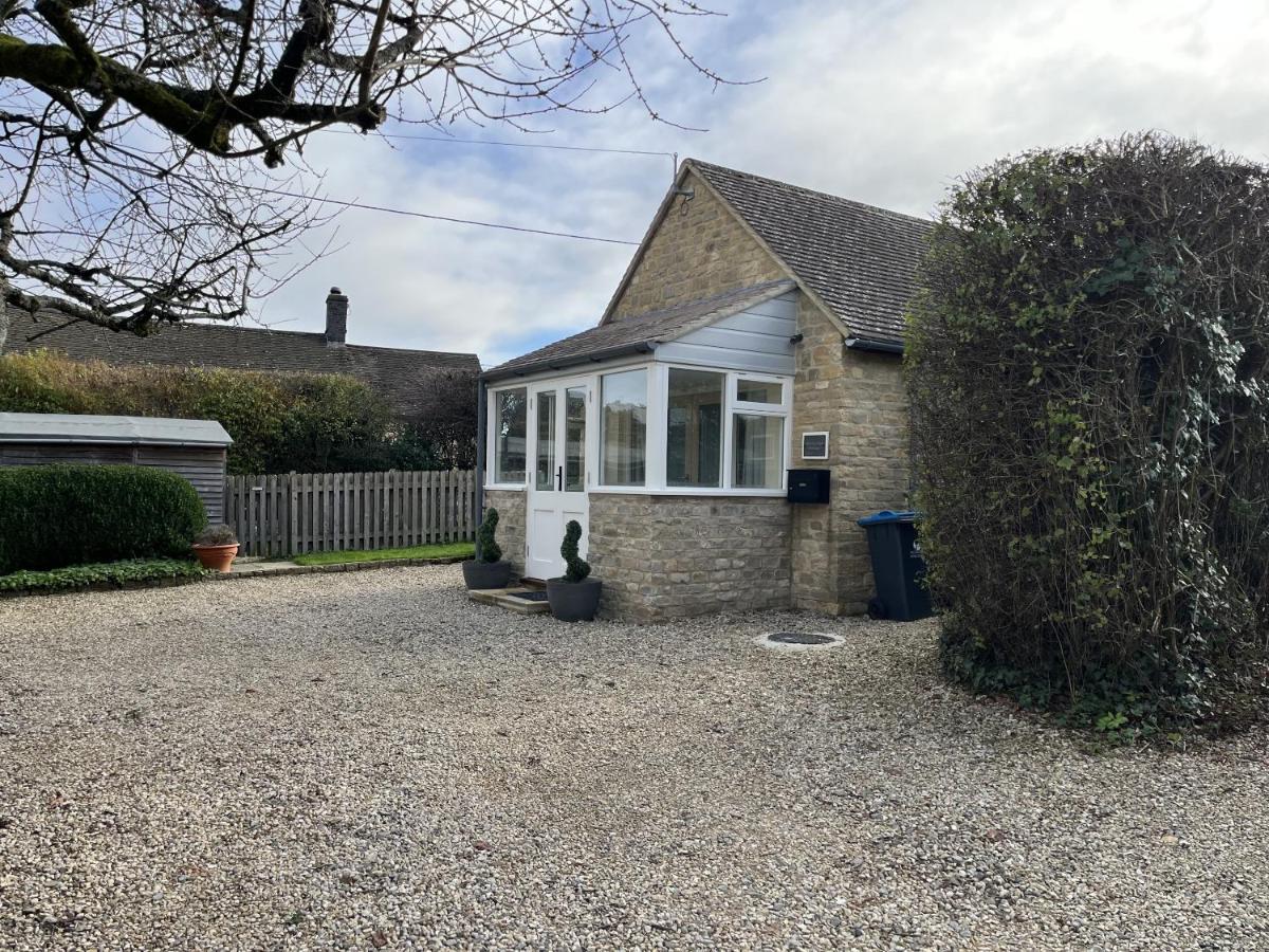 Cherry Tree Cottage in idyllic Cotswold village - Housity