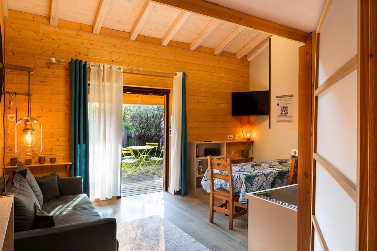 un salon avec un canapé et une table dans l'établissement Domaine du Hirtz, Restaurant & Spa, à Wattwiller