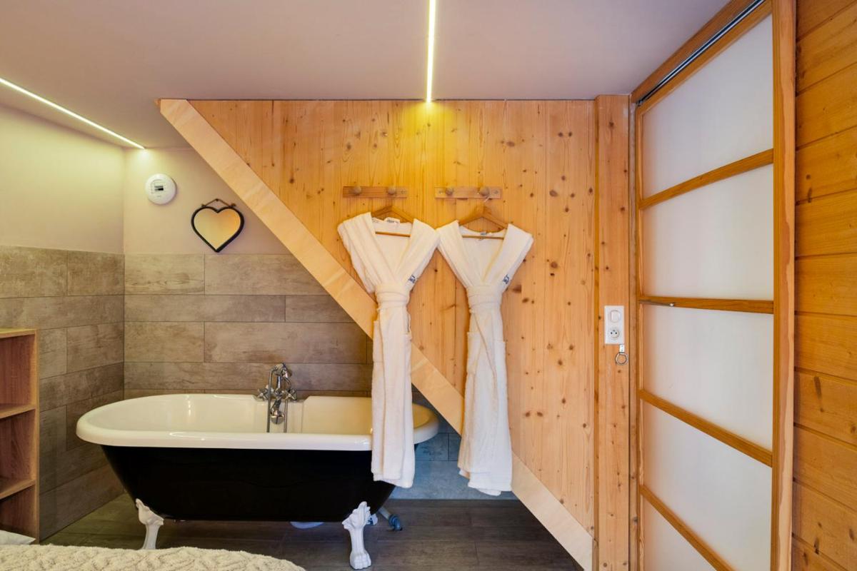 Un ou plusieurs lits dans un hébergement de l'établissement Domaine du Hirtz, Restaurant & Spa
