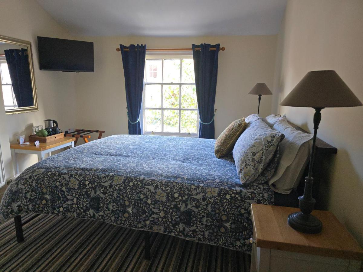 Cozy Double Room - The Unicorn Hotel - Housity