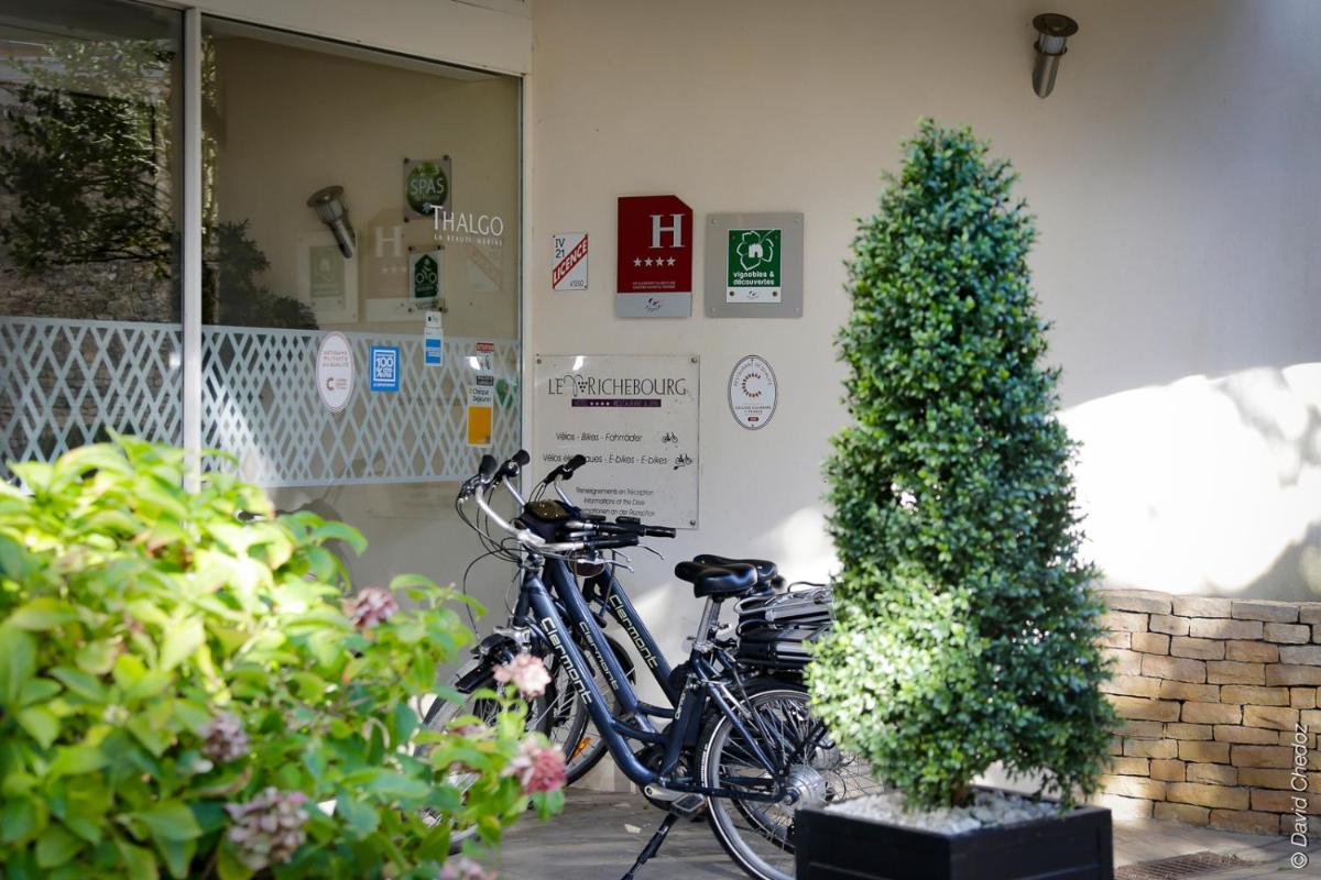 Vélo sur le terrain de l'établissement Le Richebourg Hôtel, Restaurant & Spa ou dans les environs