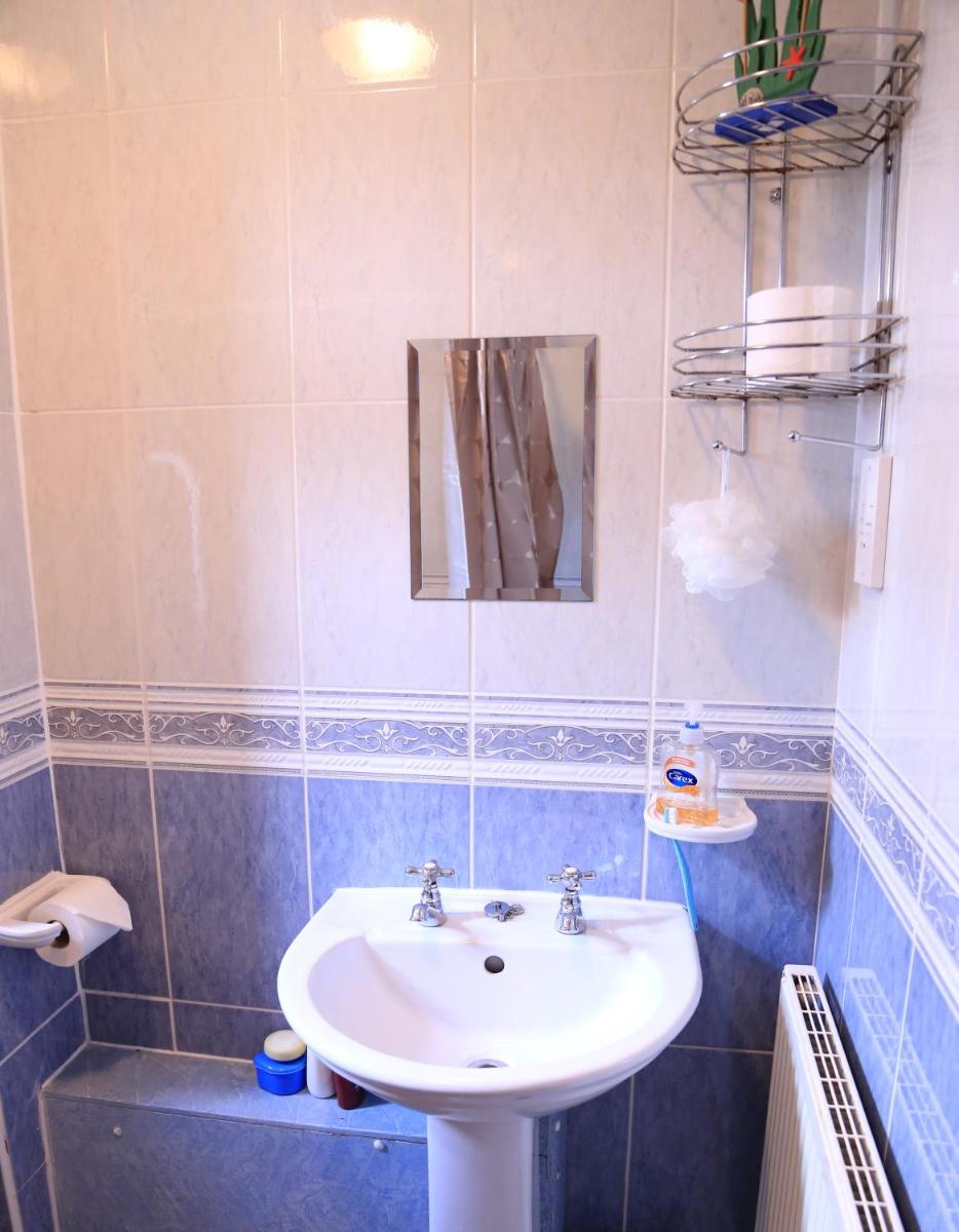 Twin Lions Hotel - Housity