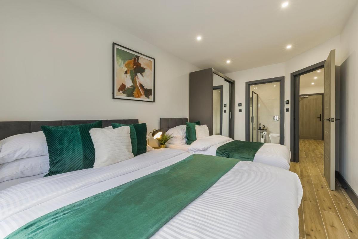Majestic House - 2 BR - Borehamwood Station - Housity