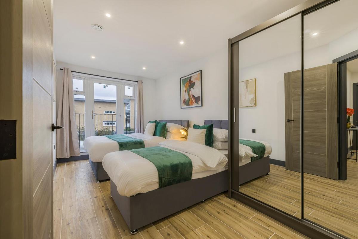 Majestic House - 2 BR - Borehamwood Station - Housity