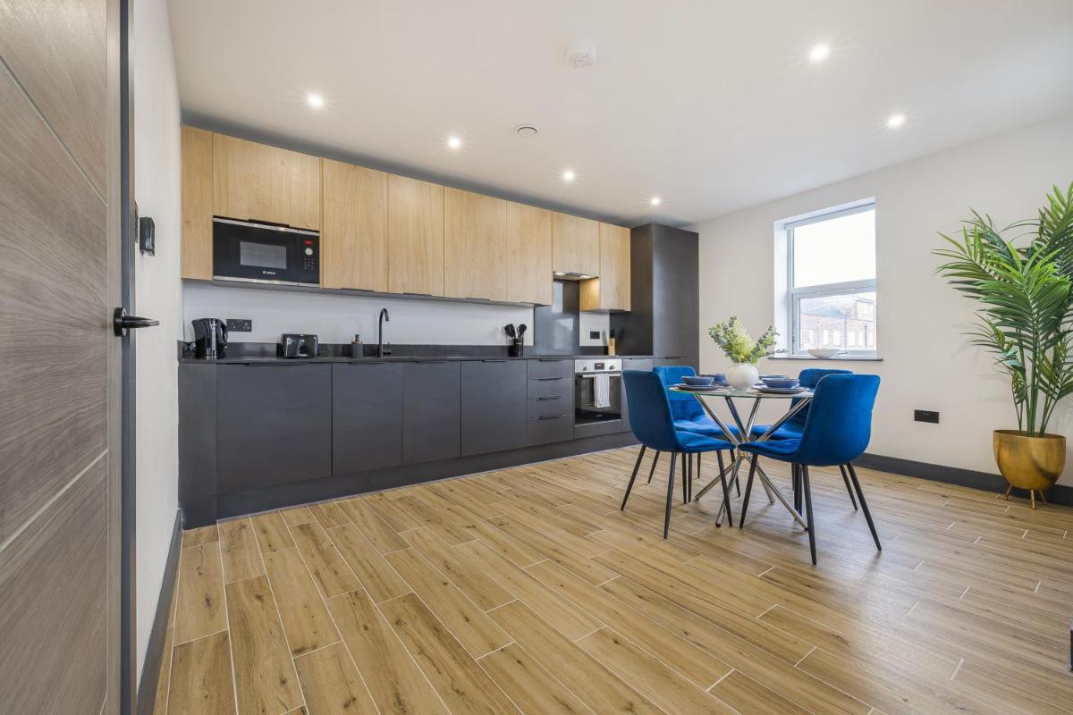 Majestic House - 2 BR - Borehamwood Station - Housity