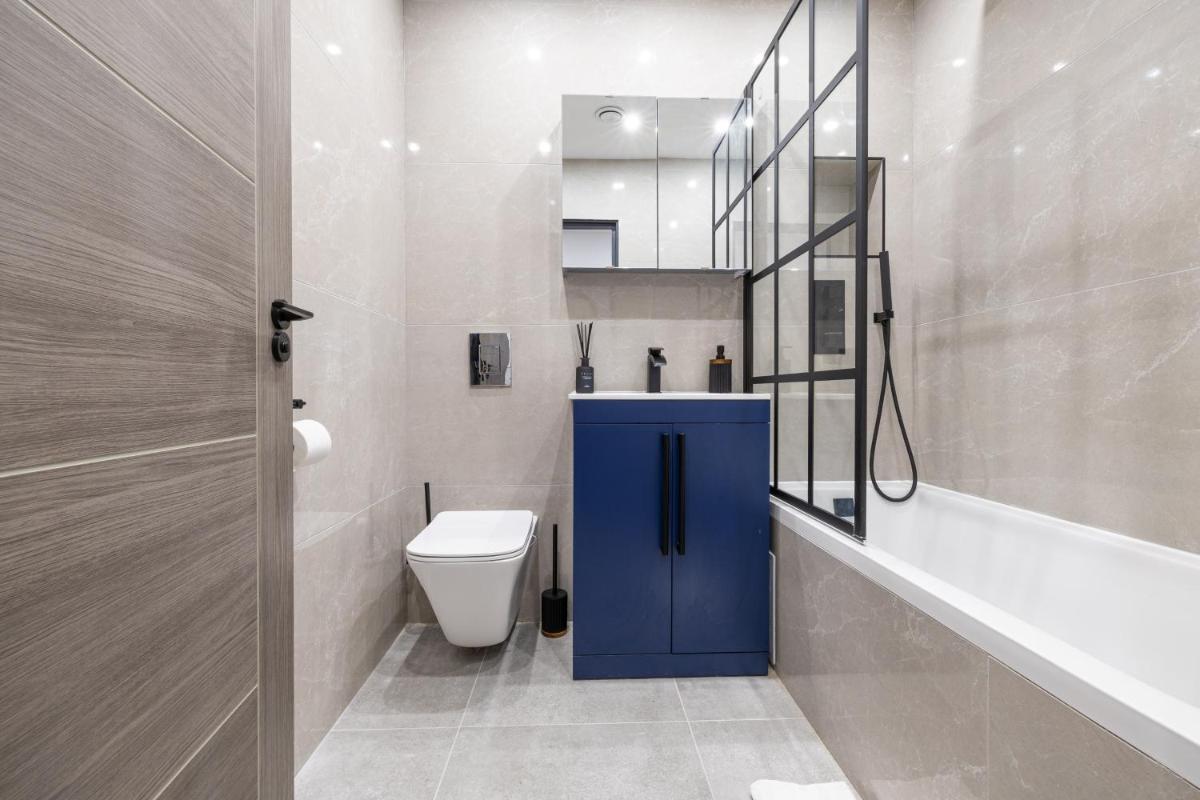 Majestic House - 2 BR - Borehamwood Station - Housity