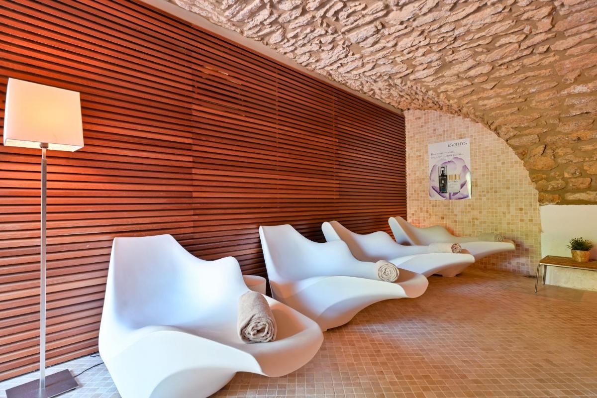 Coin salon dans l'établissement Moulin de Vernègues Hôtel & Spa