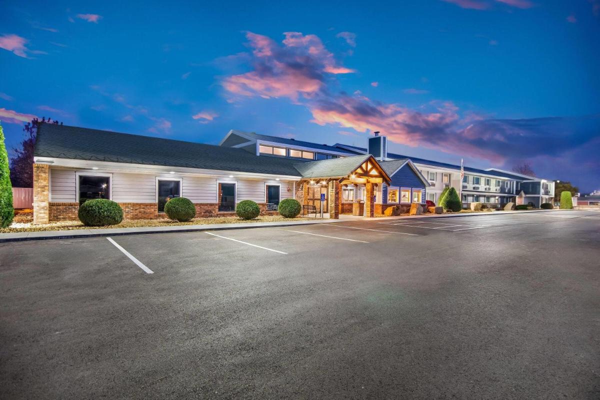 AmericInn by Wyndham St. Peter - Housity