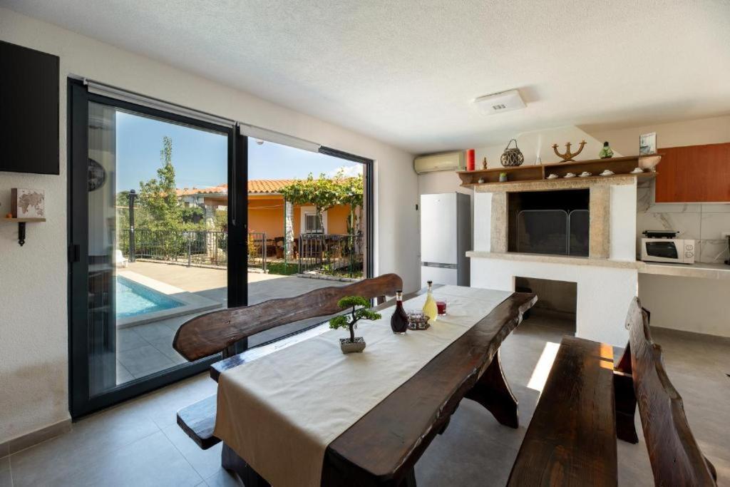 House IVA Nedešćina with swimming pool - 7 persons - Housity