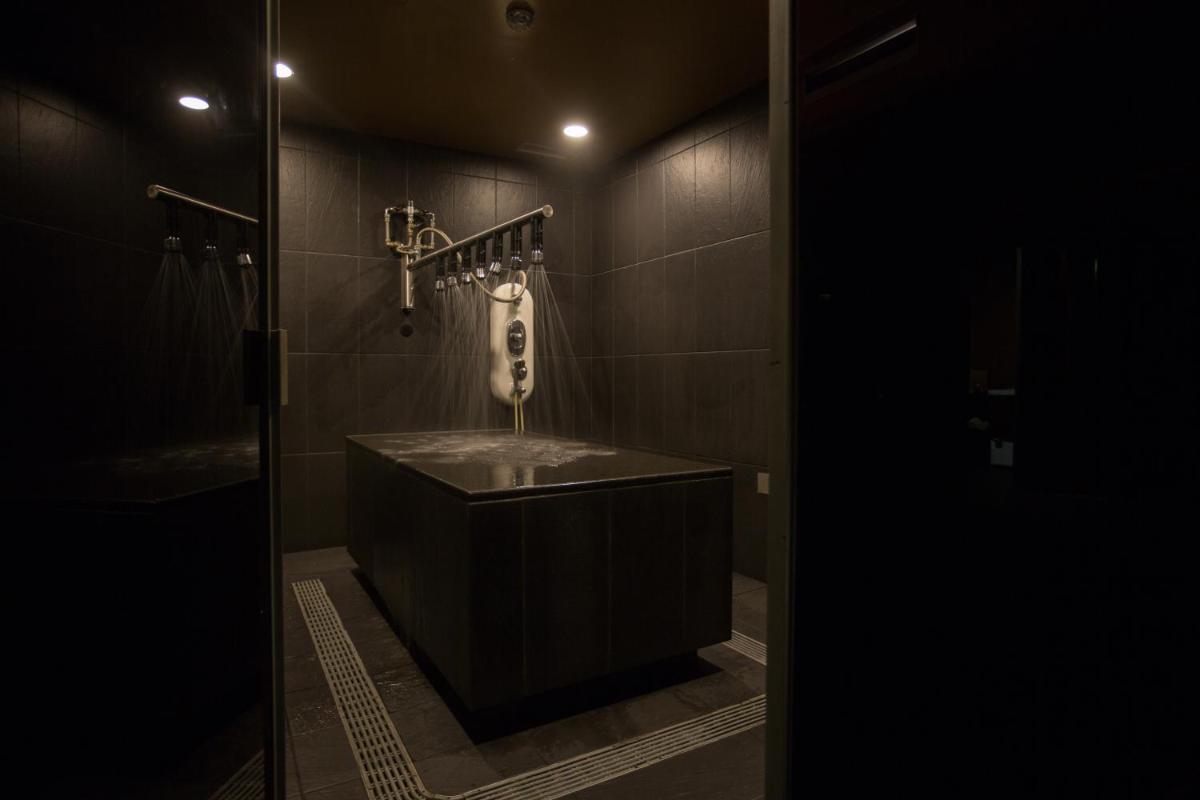 um banheiro com banheira e pia em Monte Prado Hotel & Spa em Melgaço