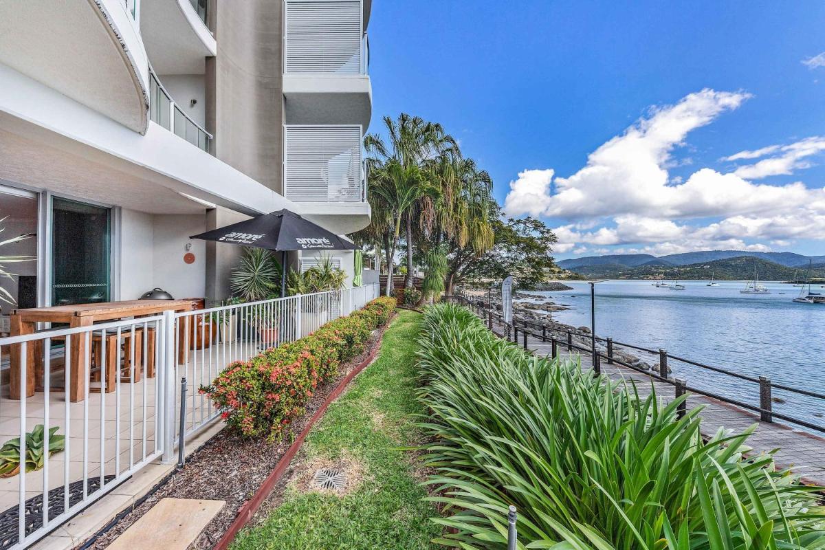 By The Sea Shore With Pool - Housity