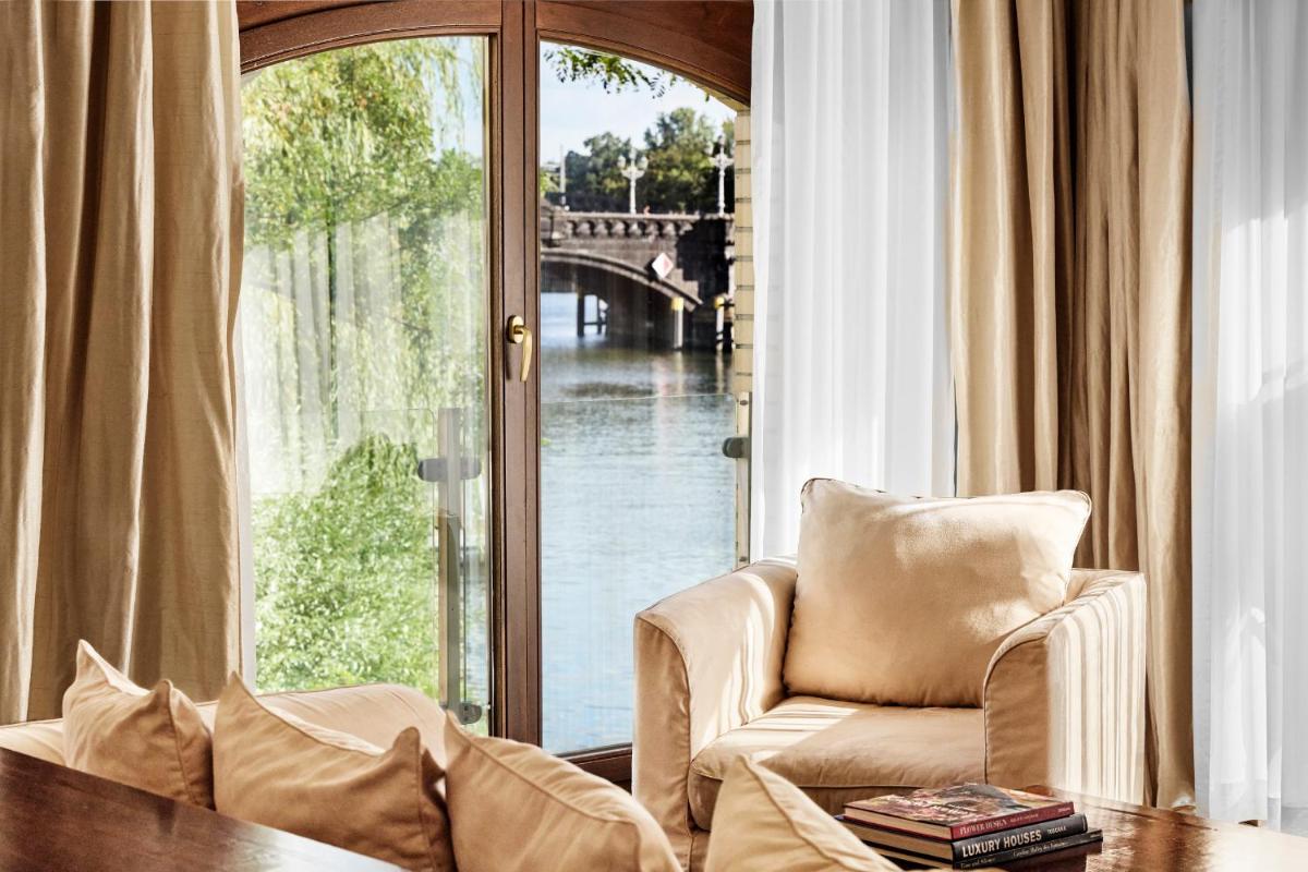 Blick auf einen Fluss in der Nähe des Hotels