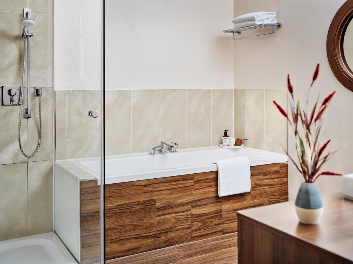 Ein Badezimmer in der Unterkunft ABION Villa Suites