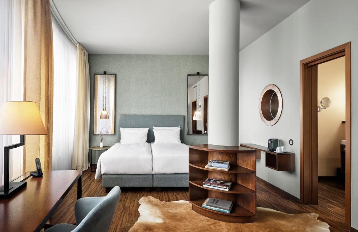 ein Hotelzimmer mit Bett, Schreibtisch und Stuhl in der Unterkunft ABION Villa Suites in Berlin