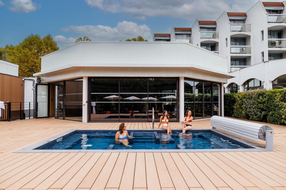Piscine de l'établissement Mercure Aix-les-Bains Domaine de Marlioz Hôtel & Spa ou située à proximité