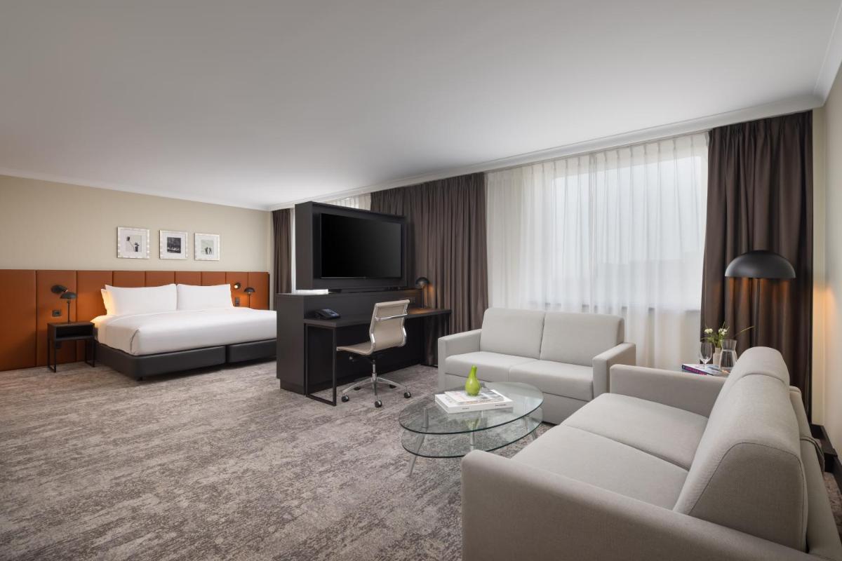 Ein Bett oder Betten in einem Zimmer der Unterkunft Hilton Düsseldorf