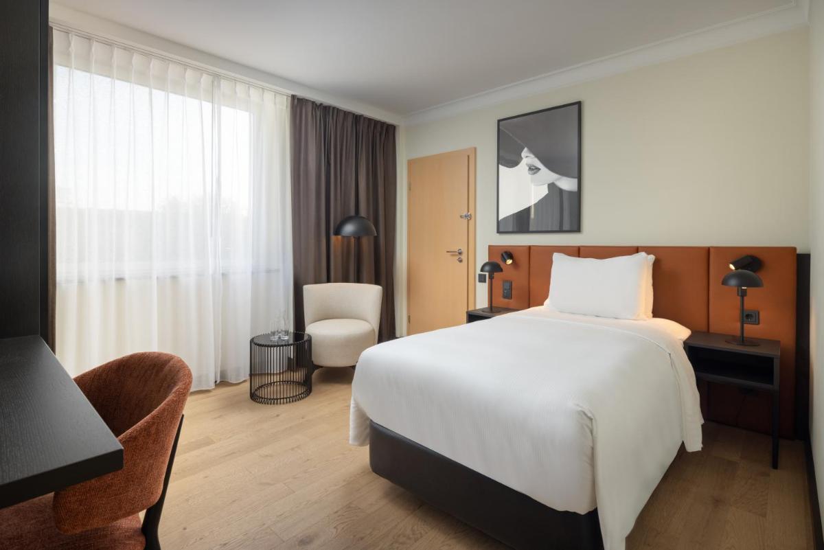 Ein Bett oder Betten in einem Zimmer der Unterkunft Hilton Düsseldorf