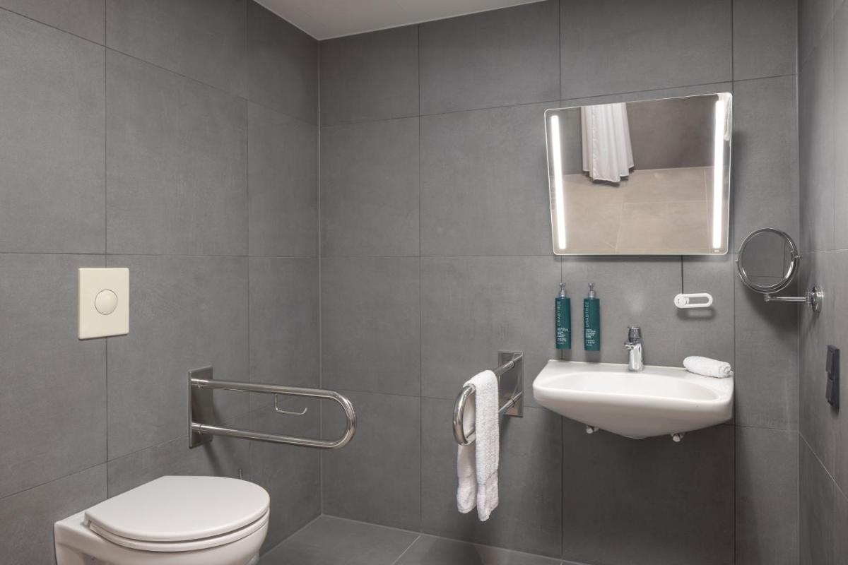 Ein Badezimmer in der Unterkunft Hilton Düsseldorf