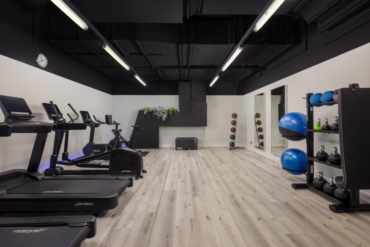 Das Fitnesscenter und/oder die Fitnesseinrichtungen in der Unterkunft Hilton Düsseldorf