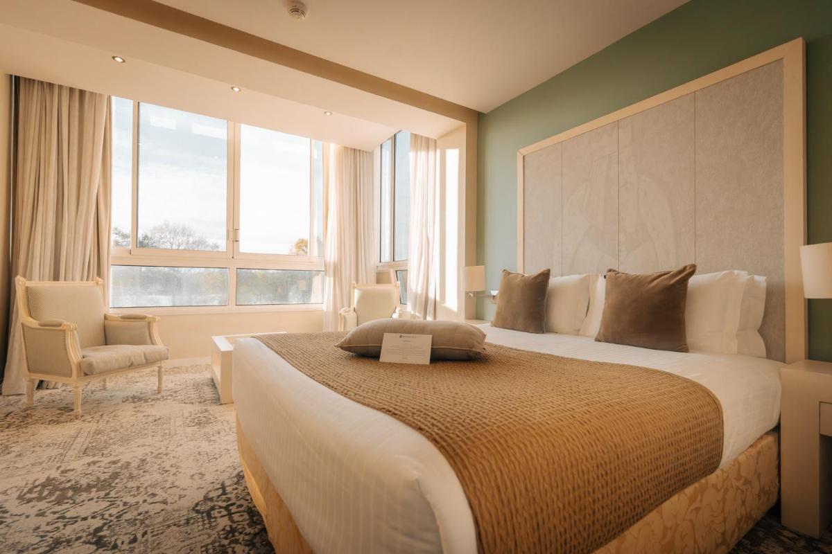 Un ou plusieurs lits dans un hébergement de l'établissement Best Western Plus Le Roi Arthur Hôtel & Spa