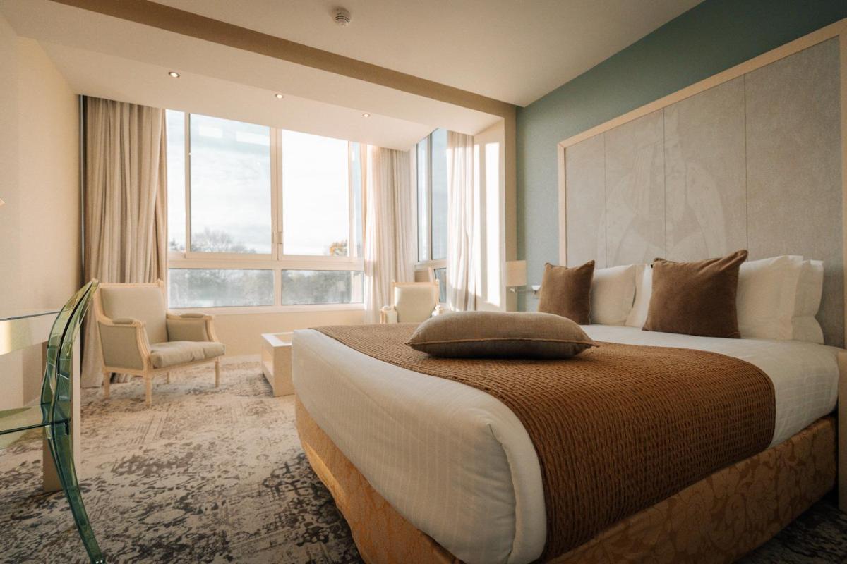 Un ou plusieurs lits dans un hébergement de l'établissement Best Western Plus Le Roi Arthur Hôtel & Spa