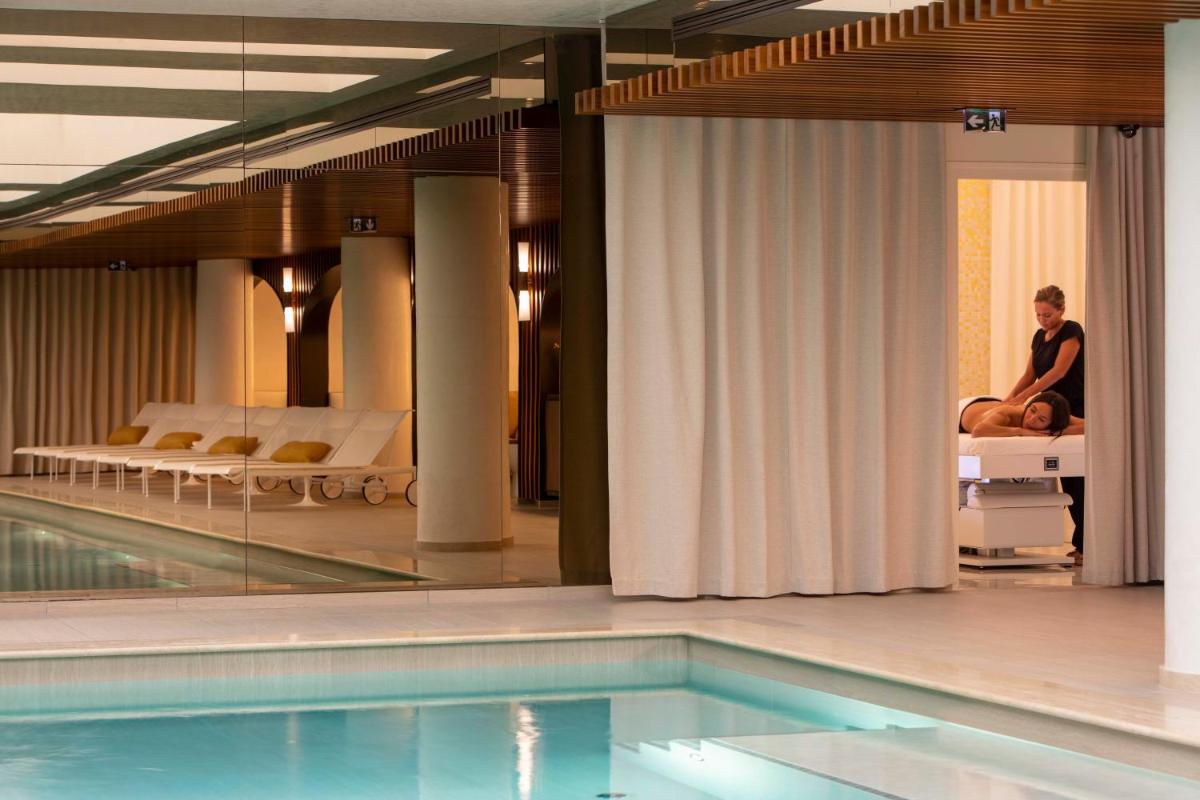 Piscine de l'établissement Hôtel D'Aubusson ou située à proximité
