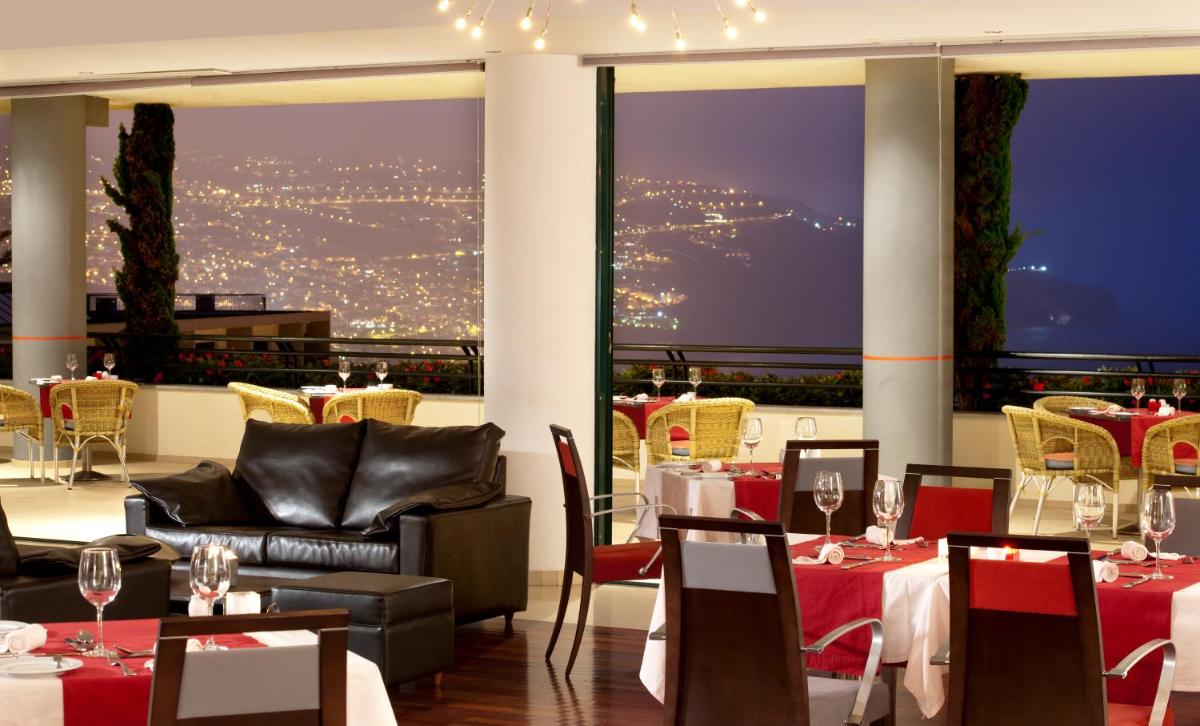 Uma área de estar em Madeira Panorâmico Hotel